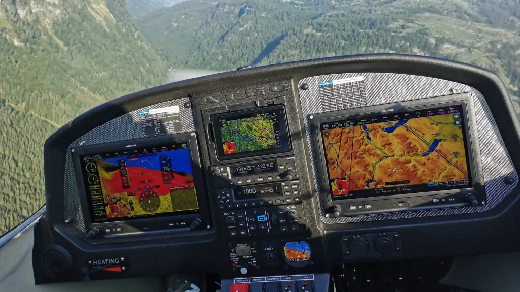 Skleněný kokpit ATEC Faeta NG s avionikou Garmin